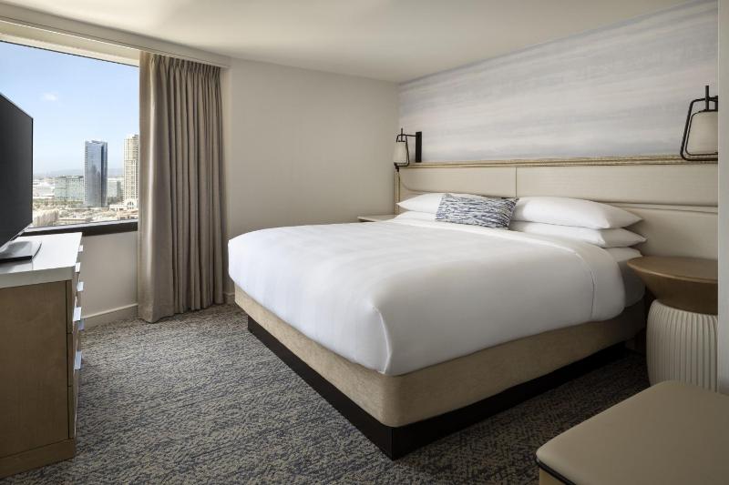 1 Bedroom Executive Suite, 1 King, Sofa bed, Bay view image 3