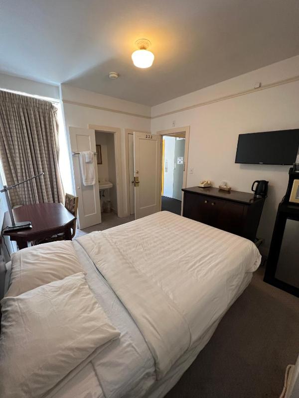 Single Bed in Dormitory Room image 2