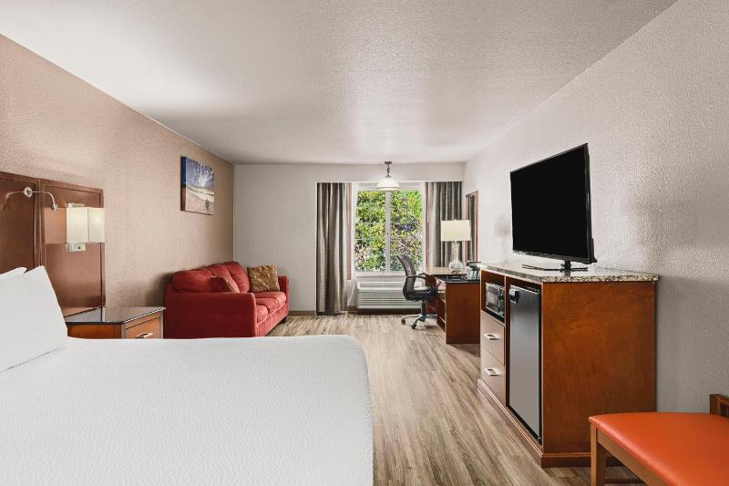 The Ashley Inn & Suites - image 11