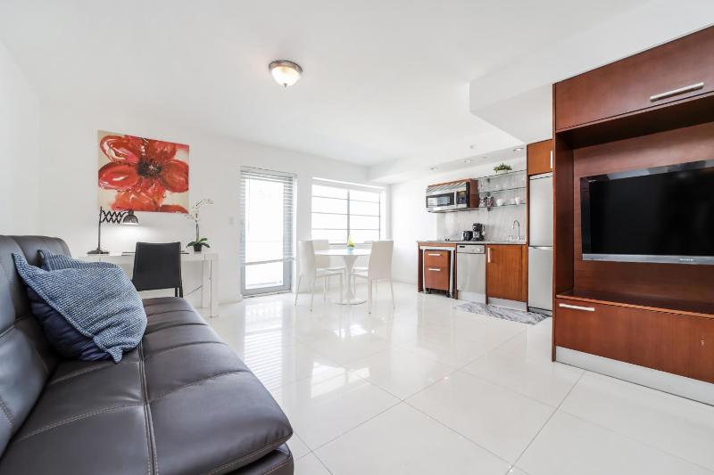 Strand Ocean Drive Suites - image 4