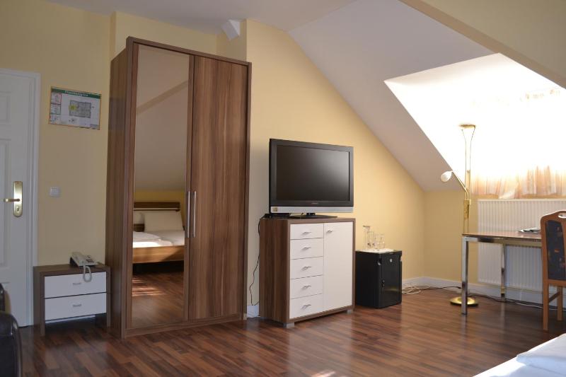 Double Room with Extra Bed image 2
