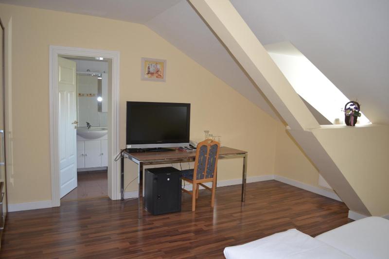 Double Room image 4