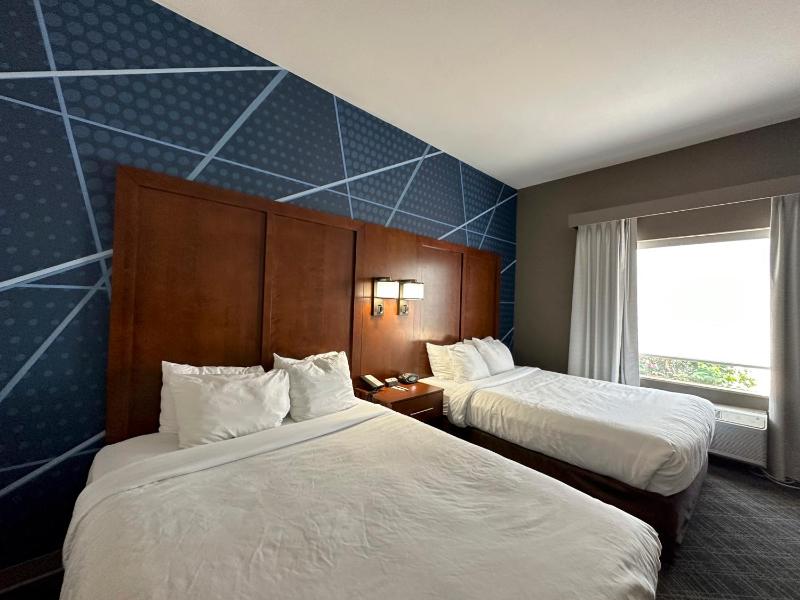 Queen Suite with Two Queen Beds - Non-Smoking image 2