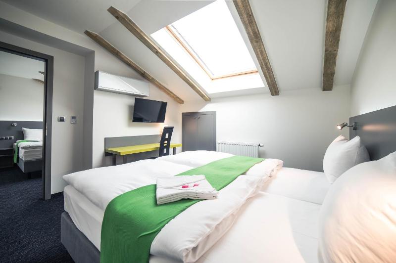 Deluxe Quadruple Room image 3