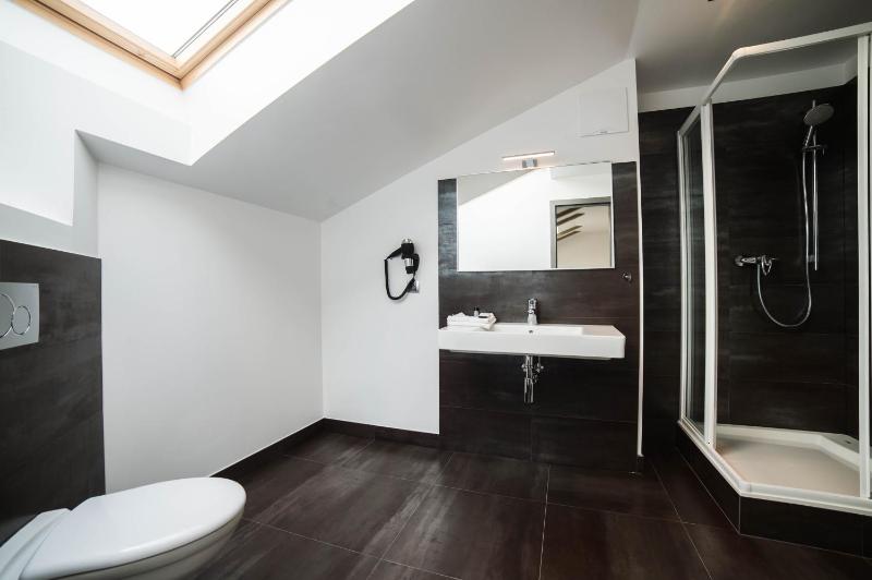 Deluxe Double Room image 3