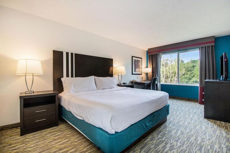 Standard King Room image 3