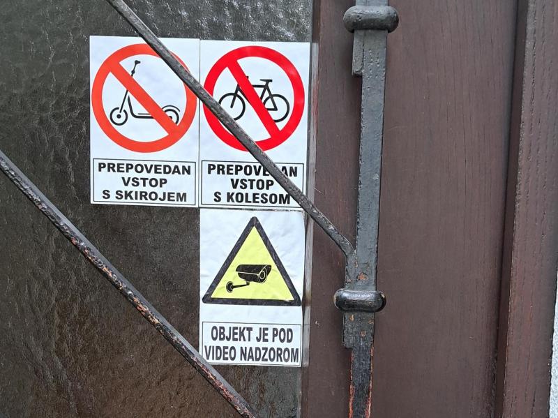 Single Room with Shared Bathroom image 1