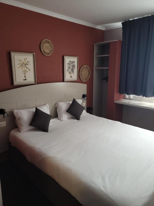 Double Room image 3