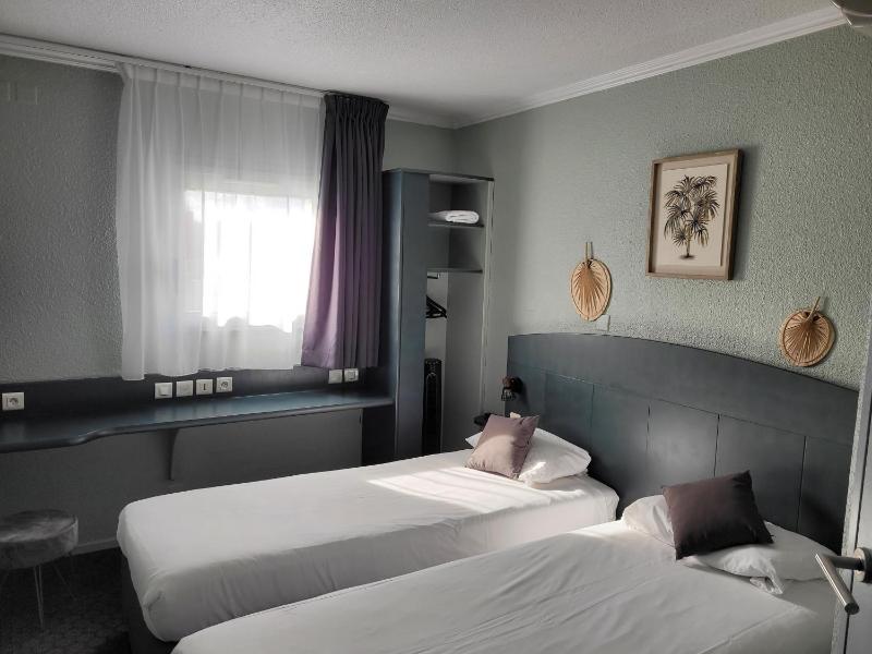 Twin Room image 1