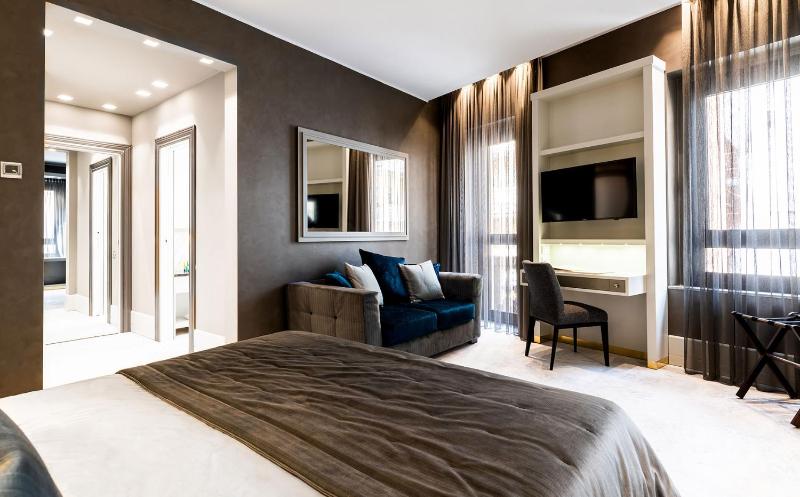Deluxe Family Room image 4