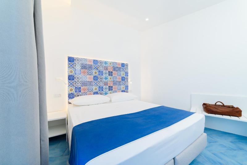 Deluxe Double Room with Balcony and Sea View image 4
