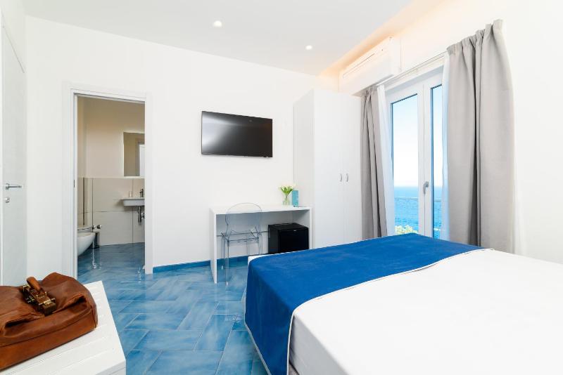 Deluxe Double Room with Balcony and Sea View image 2