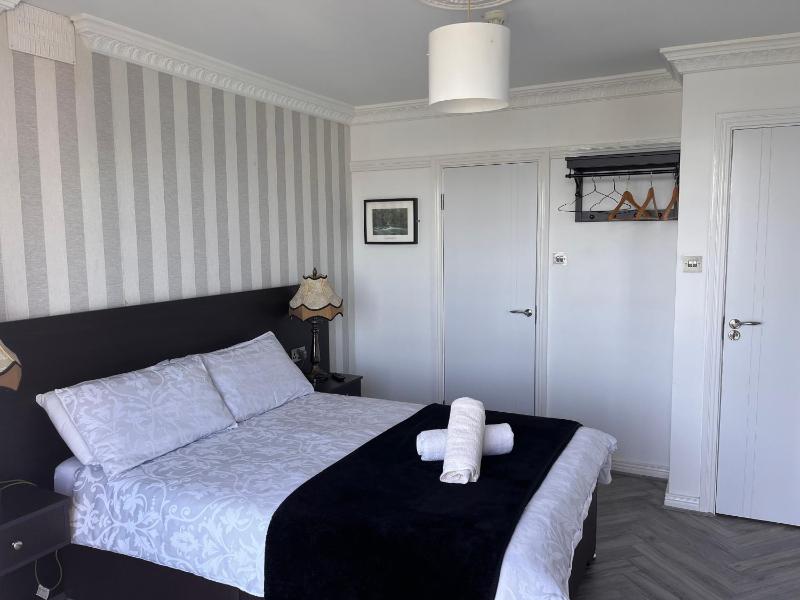 Double Room with Balcony and Sea View image 4
