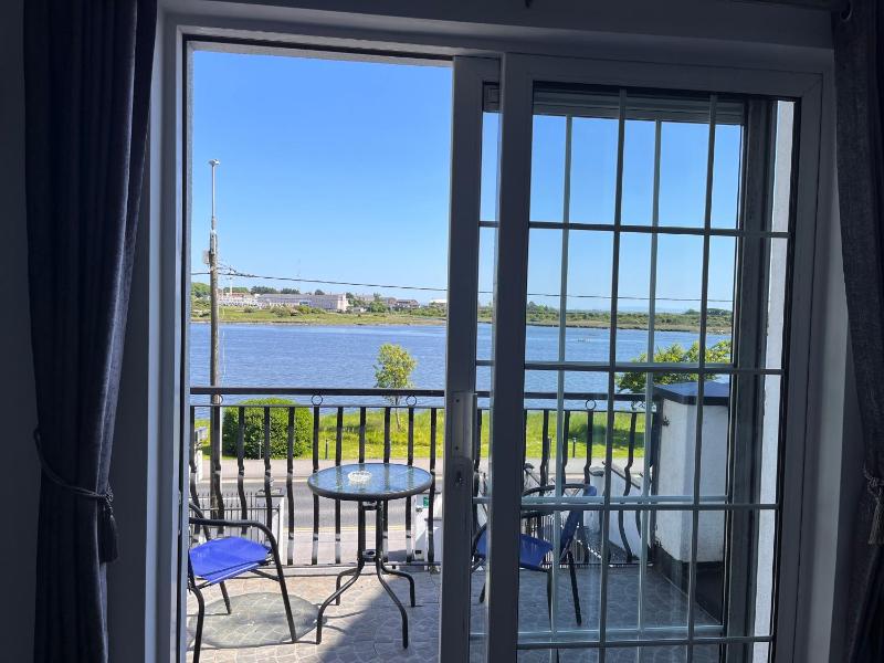 Double Room with Balcony and Sea View image 3