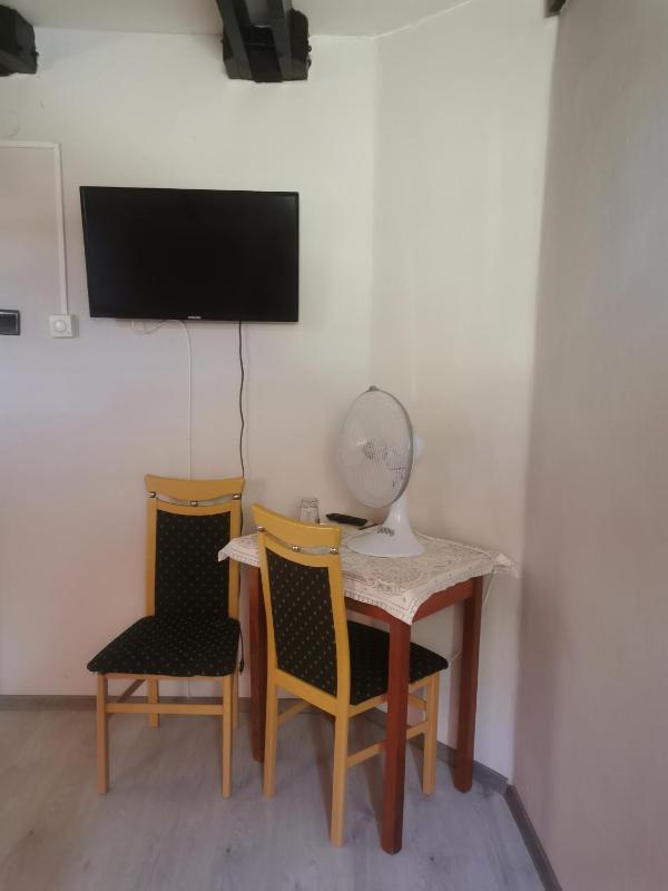 Triple Room with Shared Bathroom image 2