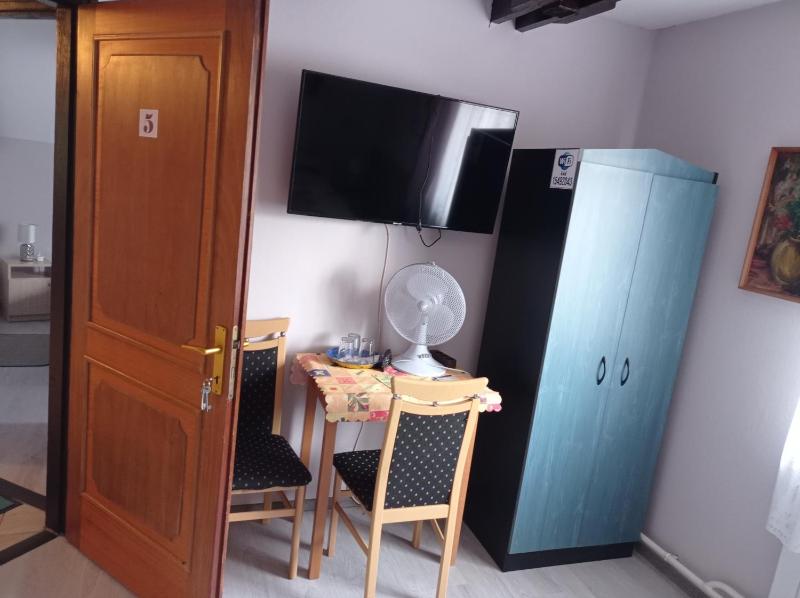 Triple Room with Shared Bathroom image 3