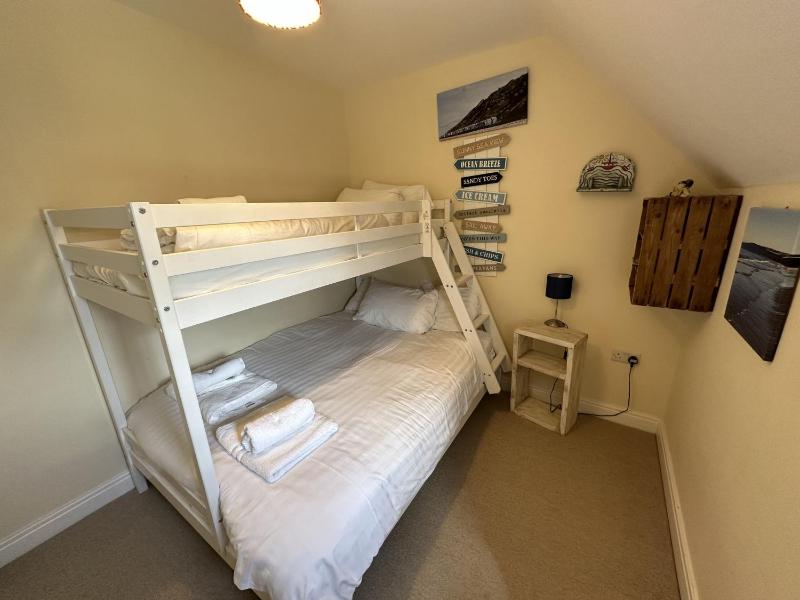 Shell Cottage - Part of the The Bay Filey Holiday Village with pool gym and direct beach access pub restaurant tennis and meadows walks - image 46