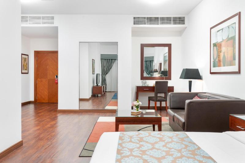 Premier King Room image 3