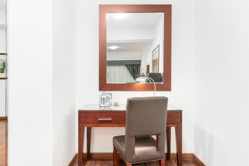 Premier King Room image 4