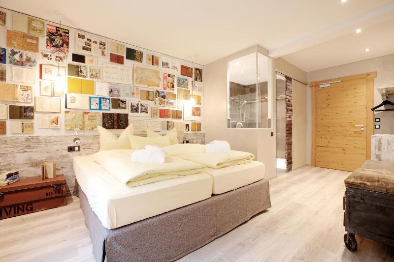 Deluxe Double Room image 2