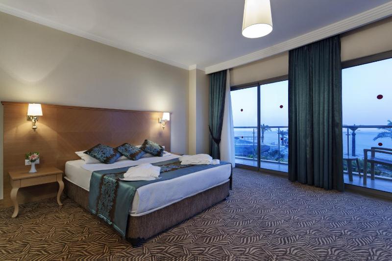 Deluxe Double or Twin Room image 2