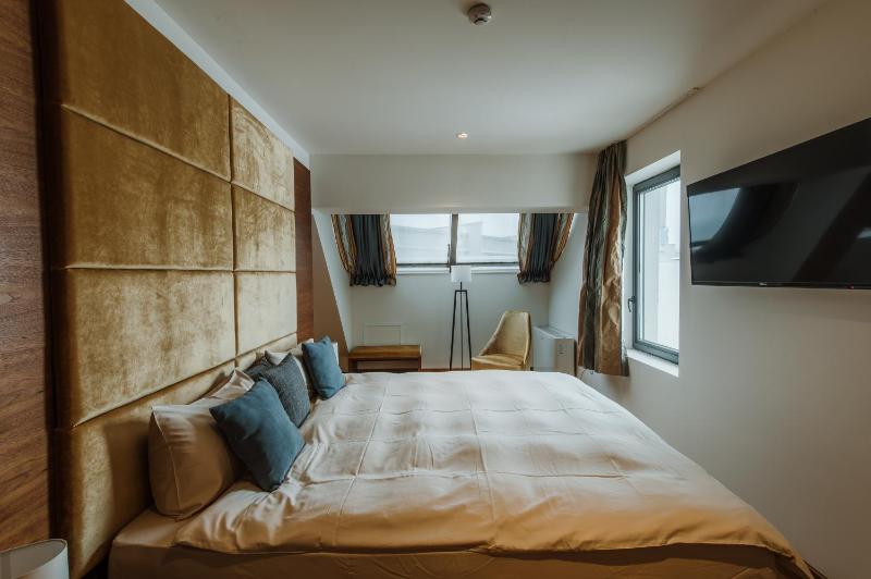 Deluxe Suite with Spa Bath image 2