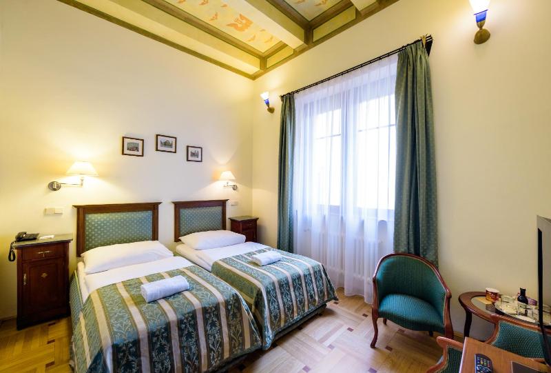 Deluxe Double or Twin Room image 4