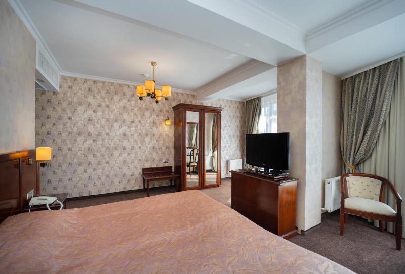 Standard Double Room image 4