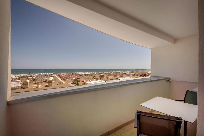 Family Room with Sea View image 3