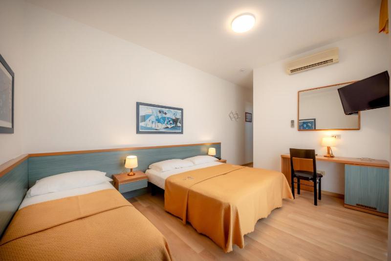Family Room with Sea View image 2