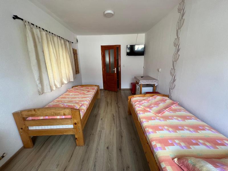 Twin Room with Bathroom image 1