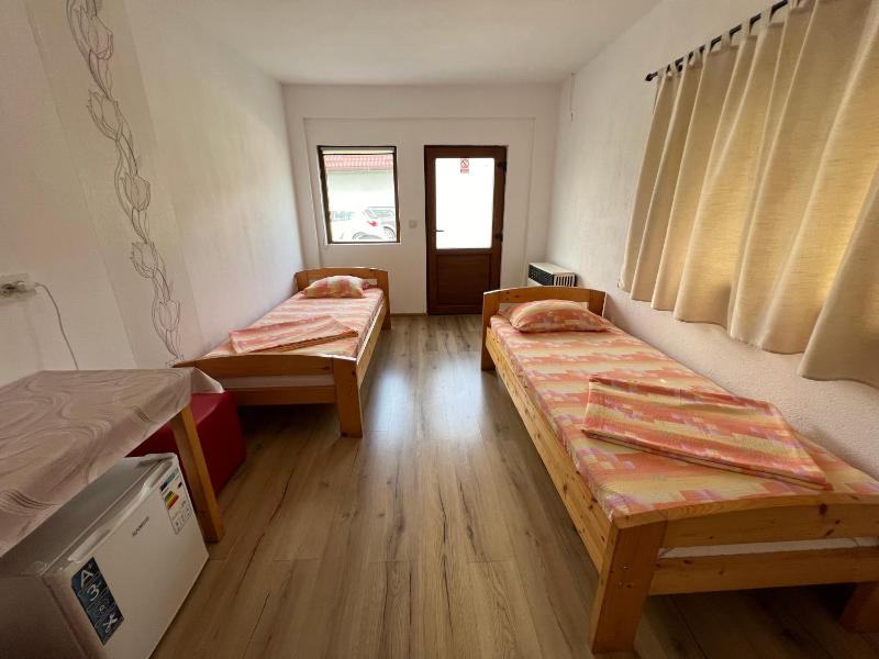 Twin Room with Bathroom image 3