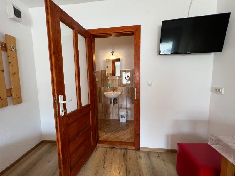 Twin Room with Bathroom image 4