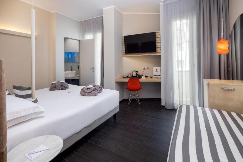 Deluxe Triple Room with Balcony and Sea View image 2