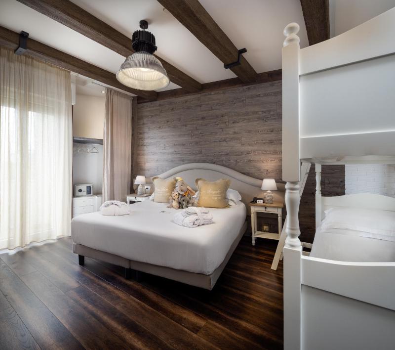 Deluxe Quadruple Room with Balcony and Sea View image 3