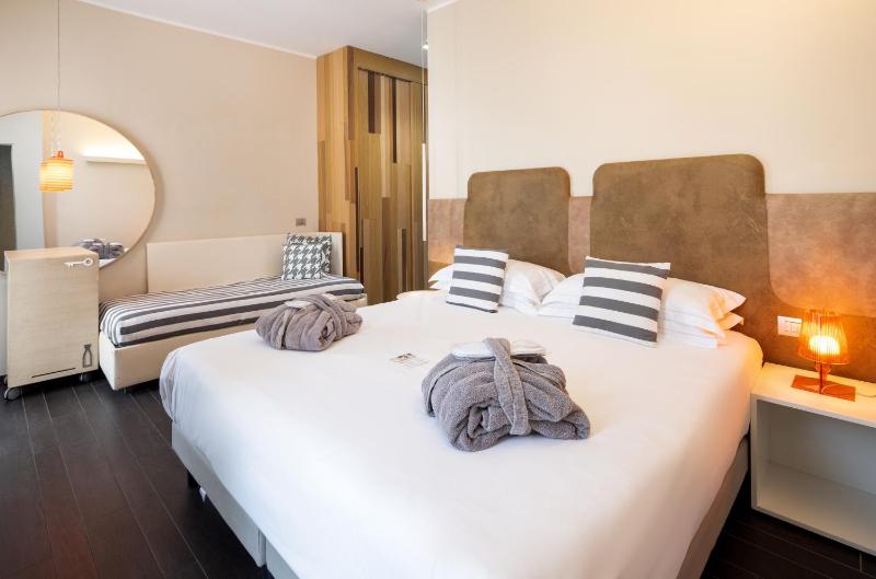 Deluxe Triple Room with Balcony and Sea View image 3