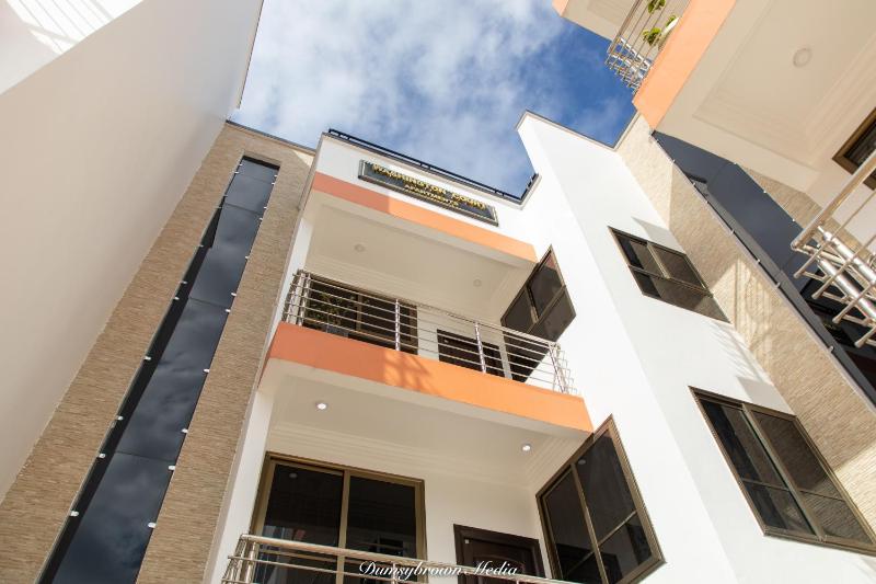 2 Bed Apartment - Parking Wifi Aircon - image 12