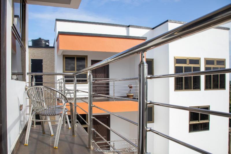2 Bed Apartment - Parking Wifi Aircon - image 6