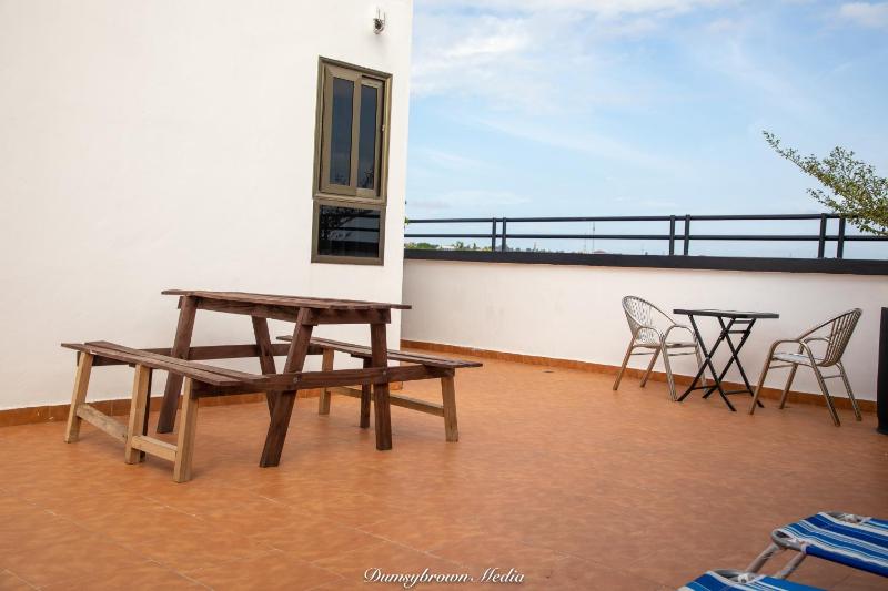 3 Bed Furnished Apartment - Wifi Parking Aircon - image 16