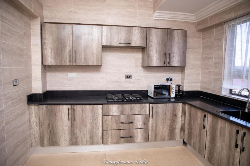 3 Bed Furnished Apartment - Wifi Parking Aircon - image 15