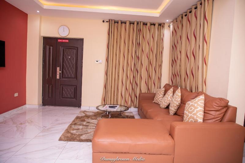 3 Bed Furnished Apartment - Wifi Parking Aircon - image 4