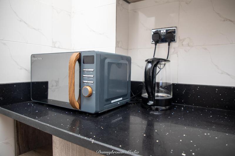 3 Bed Furnished Apartment - Wifi Parking Aircon - image 14