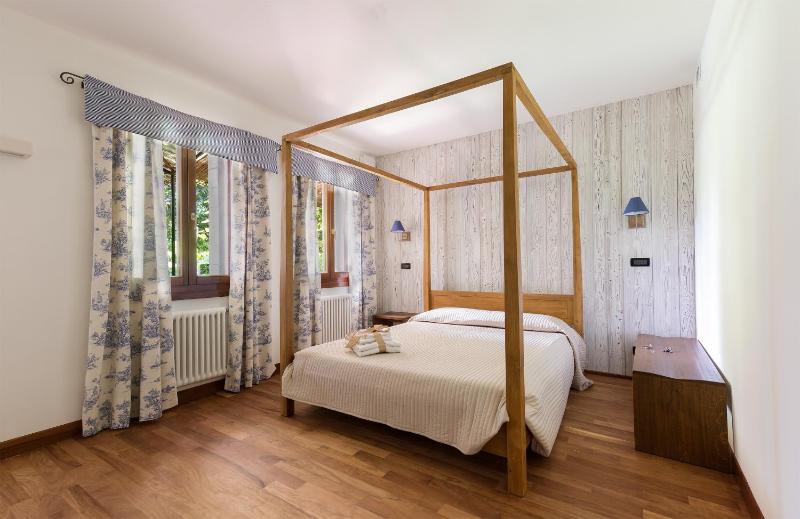 Large Double Room image 1