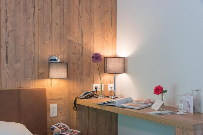 Single Room with Lake View image 2
