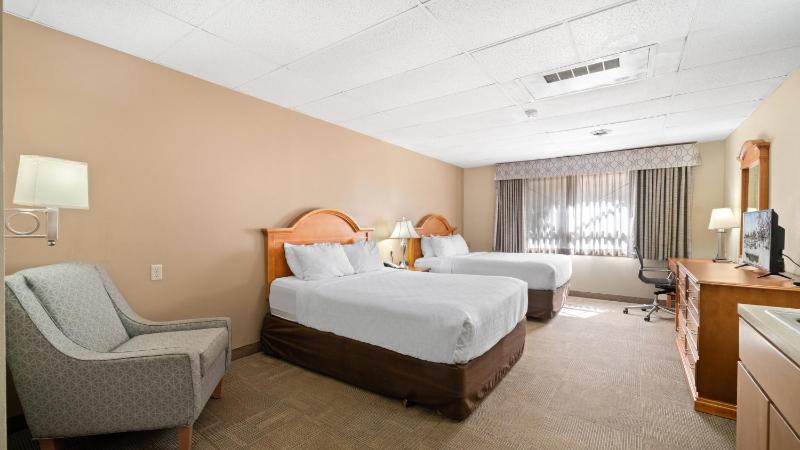 Queen Room with Two Queen Beds - Non-Smoking image 4