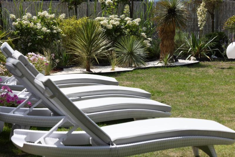 Deluxe Double Room with Balcony image 2