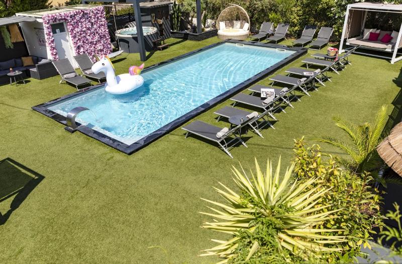 Hôtel Eden Cassis - centre-ville- piscine chauffée jacuzzi et sauna - parking privé - image 1