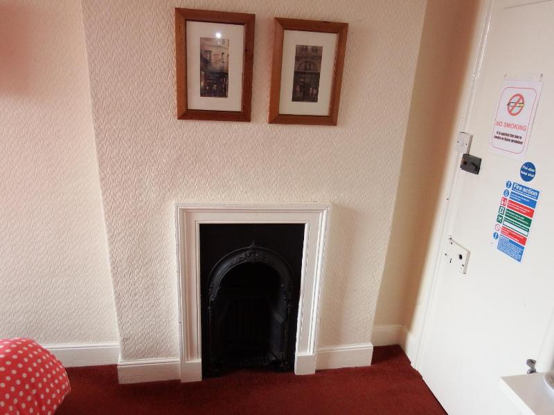 Double Room with Shared Bathroom image 2
