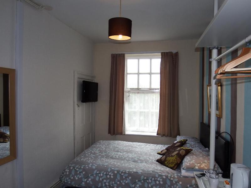 Single Room with Bathroom image 4
