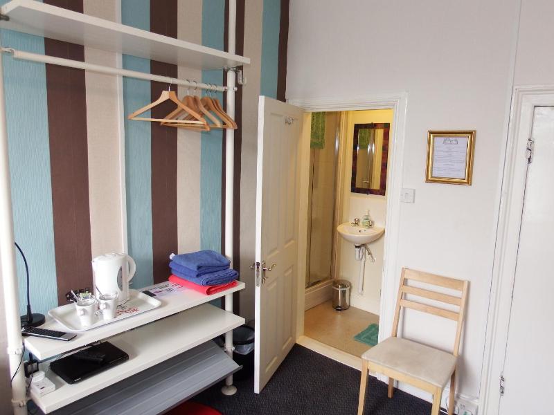 Single Room with Bathroom image 2